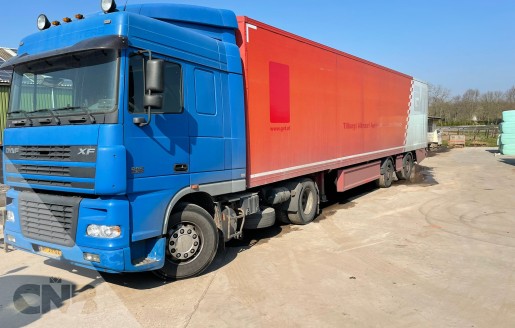 Foto van Vrachtwagen met trailer
