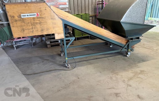 Foto van Opvoerelevator met poetser-Tibo